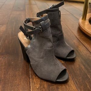 Joe’s jeans open toe booties size 51/2